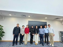 一群人站在室内合影 AI 生成的内容可能不正确。